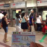 足もとに注意してください。シンガポールの地下鉄に表示されていた気づかいの英語。